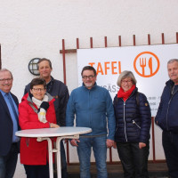 Knut Bickmann, Vorstand der Tafel Neusäß e.V., 3. von links, bedankt sich bei der SPD Neusäß für die Spendenaktion.